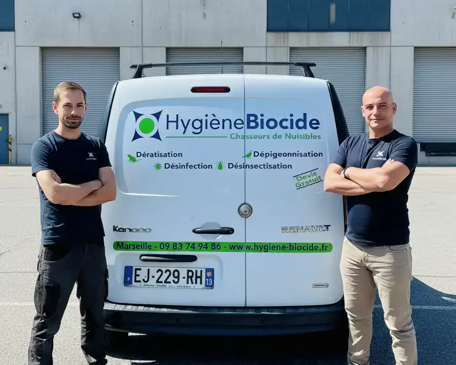 Dératiseurs d'Hygiène Biocide devant un entrepôt