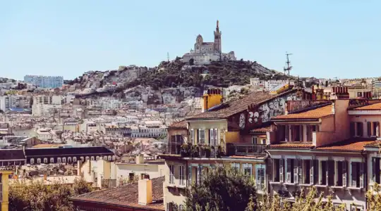 Pourquoi les nuisibles prolifèrent-ils en été à Marseille avec la chaleur ? 3 Vue de Marseille en été