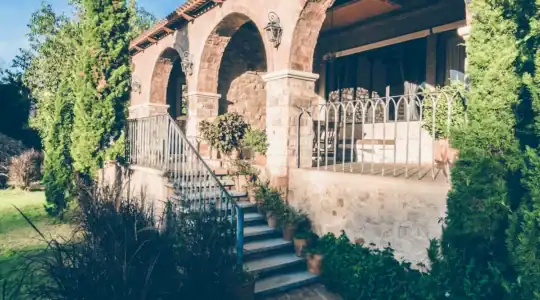 Maison fermée depuis plusieurs mois, volets clos et mobilier protégé