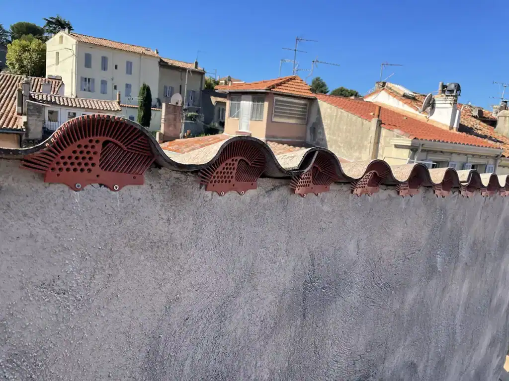 Dépigeonnage aux Pennes-Mirabeau : de Plan de Campagne aux quartiers résidentiels 3 closoirs d'about de tuile contre la nidifaction des pigeons