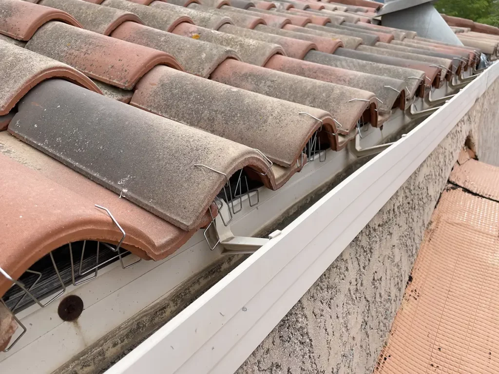 Entreprise de dépigeonnage à Allauch, du village au Logis-Neuf 3 closoirs d'about de tuile contre les pigeons