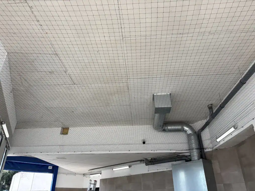 Expert en dépigeonnisation à La Ciotat 5 Filets anti-pigeons posés au plafond