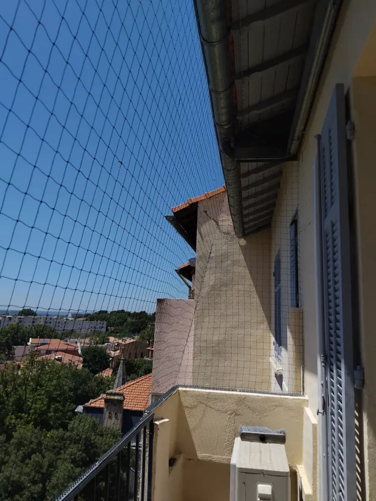 Entreprise de dépigeonnage à Allauch, du village au Logis-Neuf 4 Filet anti-pigeons tendu sur un balcon
